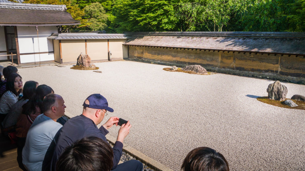 Ryoanji Temple w Kyoto i kamienny ogród zen (Japonia by Podróże Szczęściary)