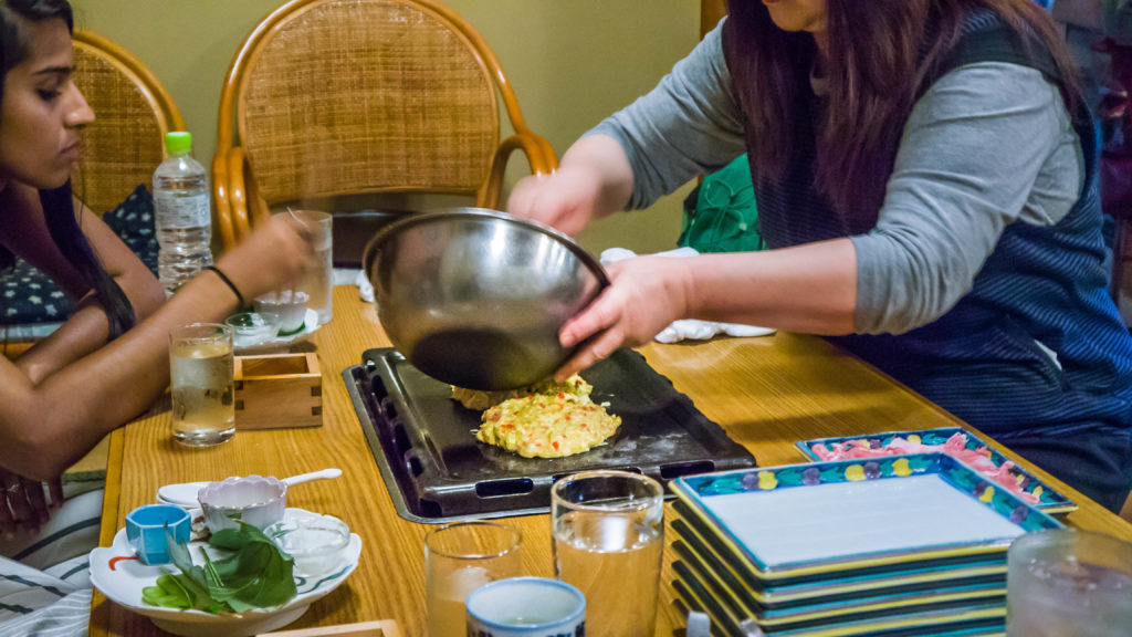 Okonomiyaki- Atrakcje Airbnb - tradycyjna japońska kolacja w Kyoto (Japonia by Podróże Szczęściary)